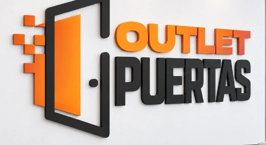 Detalle de Rotulación: Letrero corpóreo tridimensional Outlet Puertas con marco negro y puerta naranja en relieve.