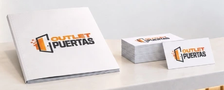 Papelería Comercial: Libreta corporativa y tarjetas de visita con imagotipo oficial sobre mesón de recepción.
