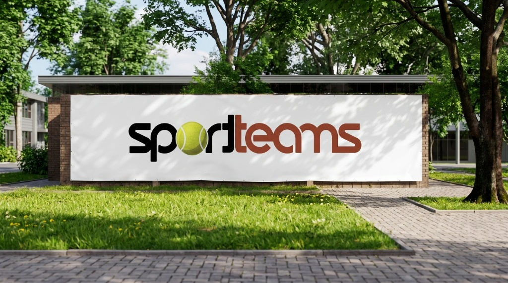 Mockup Gigantografía Exterior: Gran formato publicitario con logotipo sportteams en complejo deportivo.